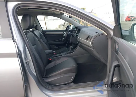 2019 Volkswagen Jetta 1.4T R-Line/1.4T S/1.4T Se z USA, uszkodzony, nr VIN 3VWC57BU5KM215782